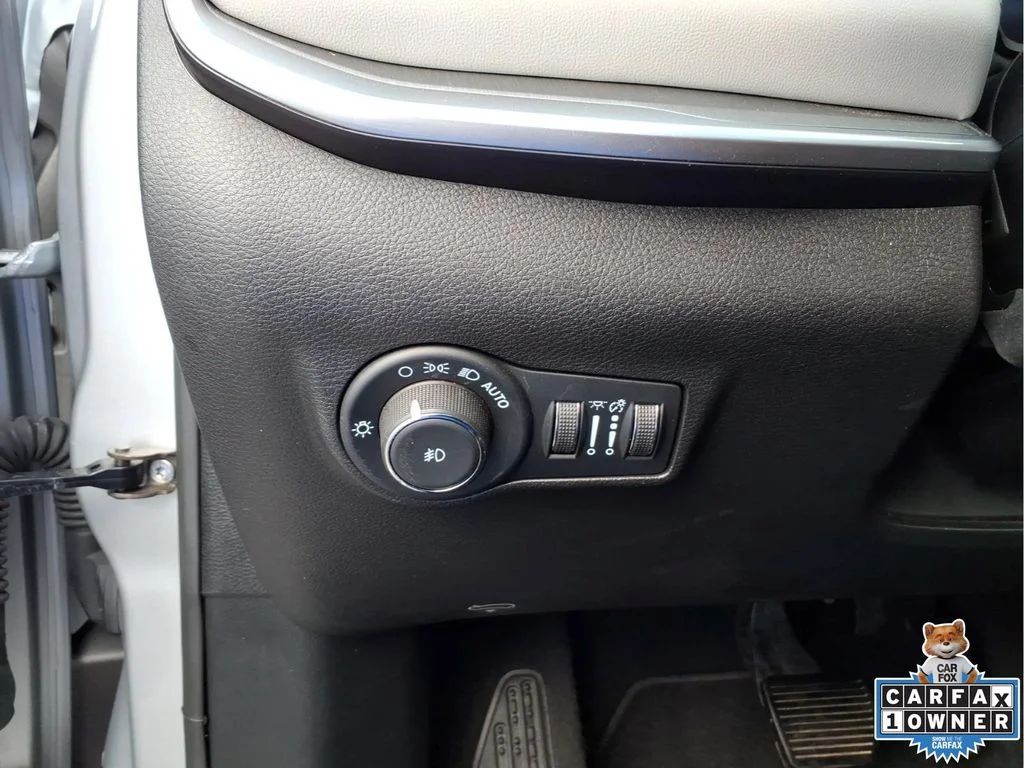 Used 2025 Silver Jeep Limited image 17