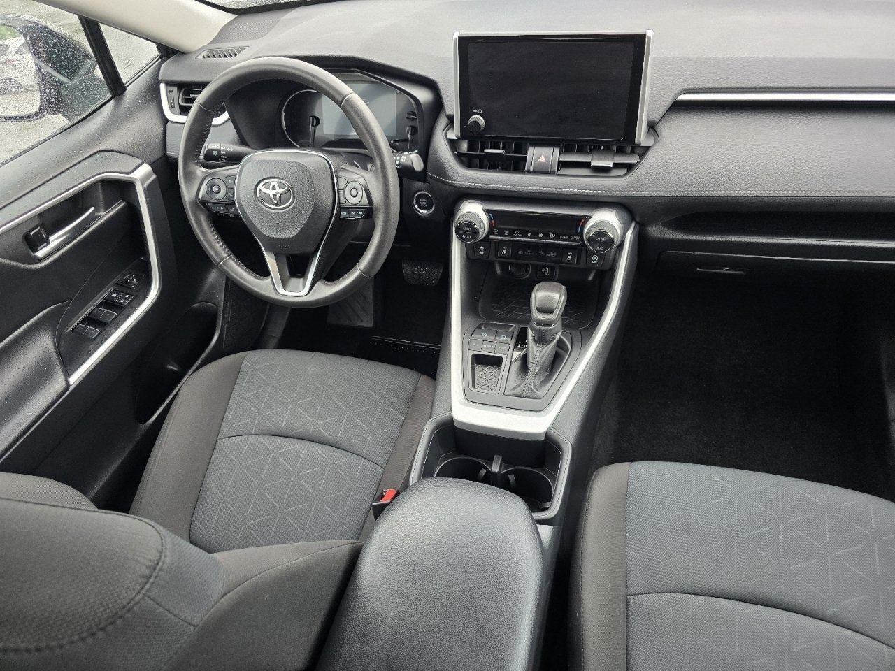 2025 Toyota RAV4 XLE - Photo 21