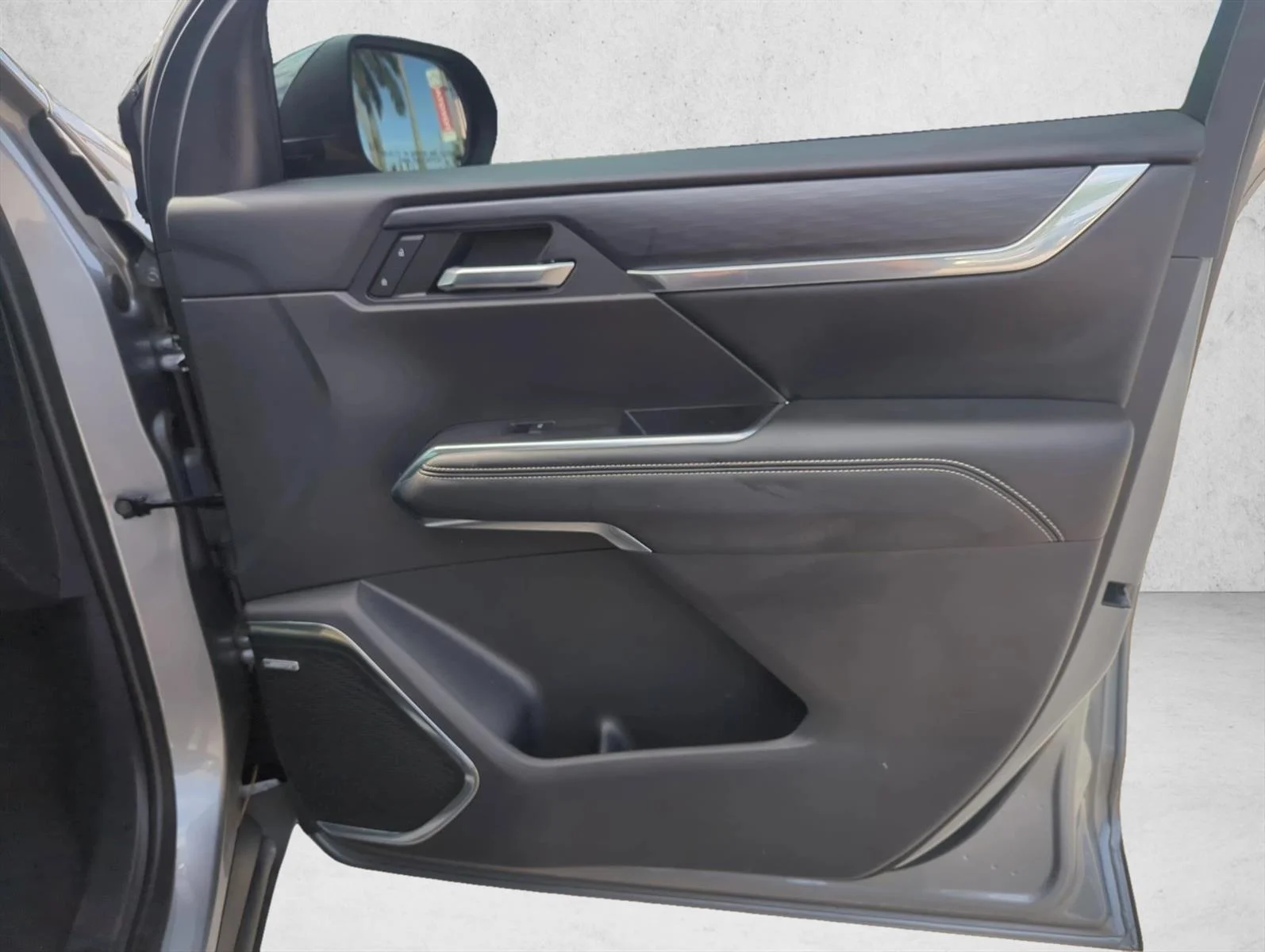 Used 2025 Sterling Metallic GMC FWD Elevation image 27