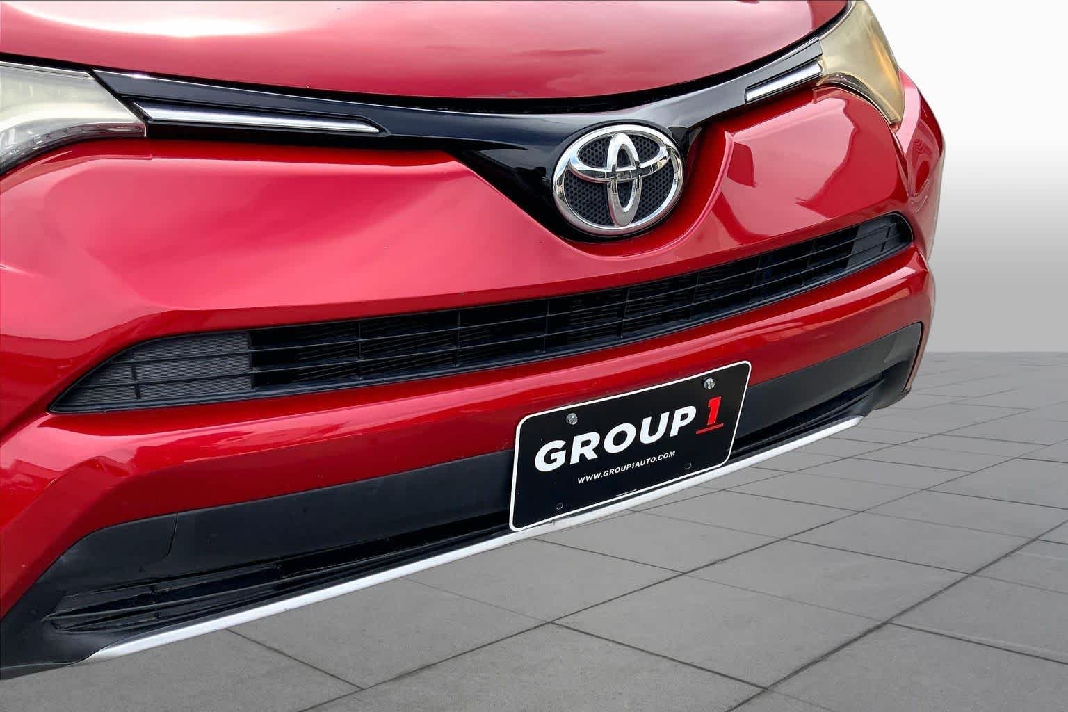 Used 2016 Barcelona Red Metallic Toyota XLE image 30