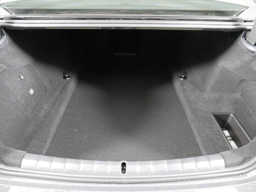 2025 BMW 7 Series 750e - Photo 25
