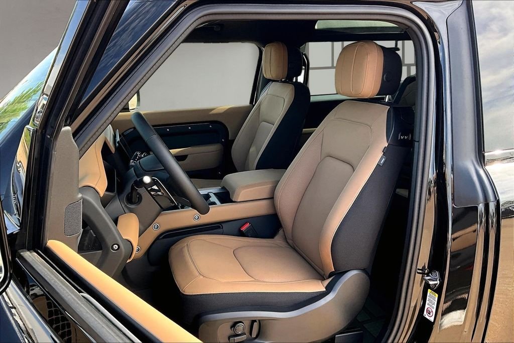 New 2026 Santorini Black Metallic Land Rover V8 image 9
