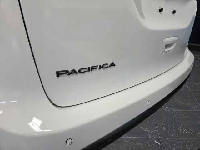New 2026 Bright White Clear-Coat Exterior Paint Chrysler Select image 38