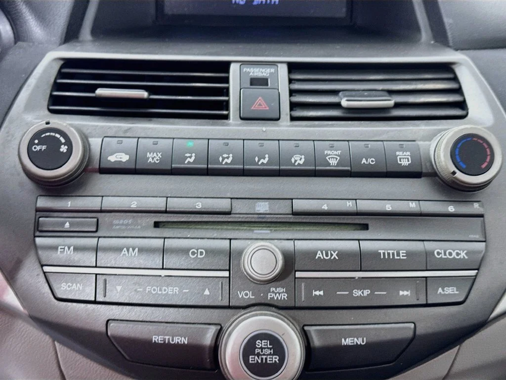 Used 2012 Alabaster Silver Metallic Honda LX image 17
