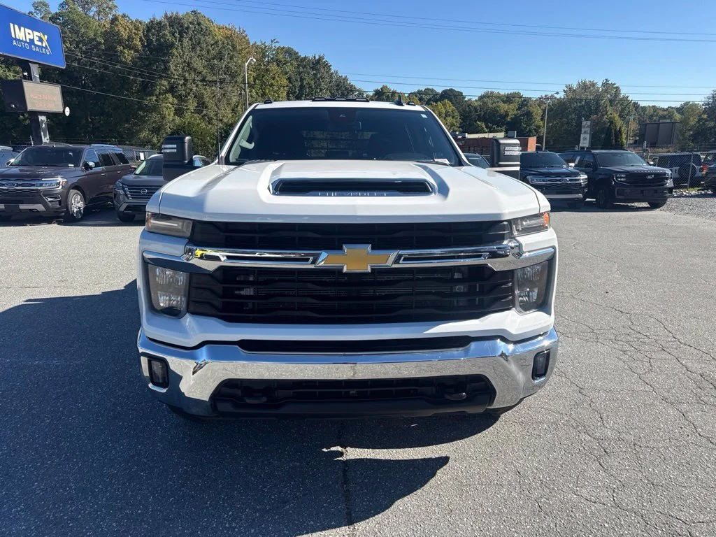 Used 2024 White Chevrolet LT image 8