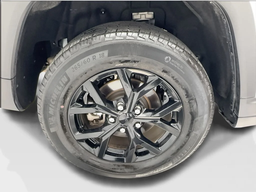 Used 2024 White/off-white Jeep Altitude image 14