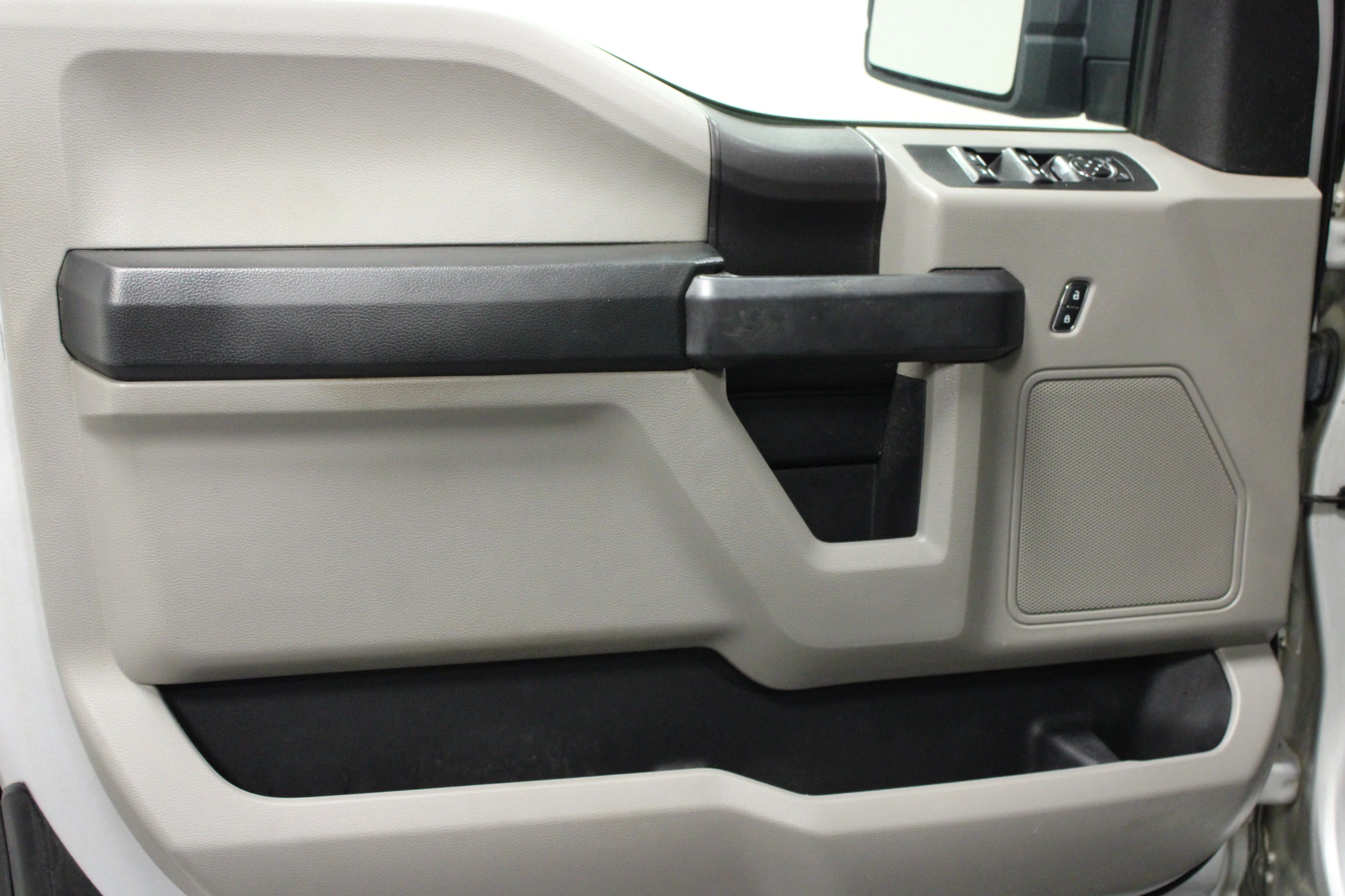 Used 2018 Ingot Silver Metallic Ford XL image 11