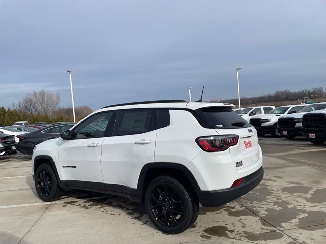 New 2026 Bright White Clearcoat Jeep Latitude Altitude image 3