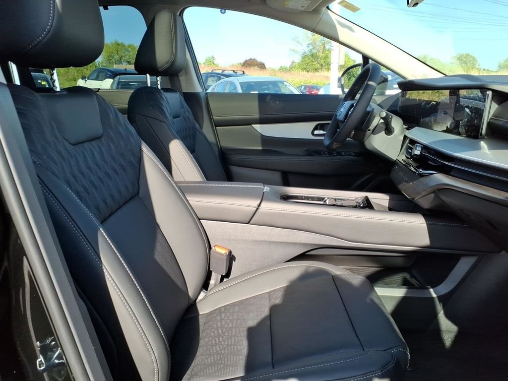 New 2026 Super Black Nissan Platinum image 9