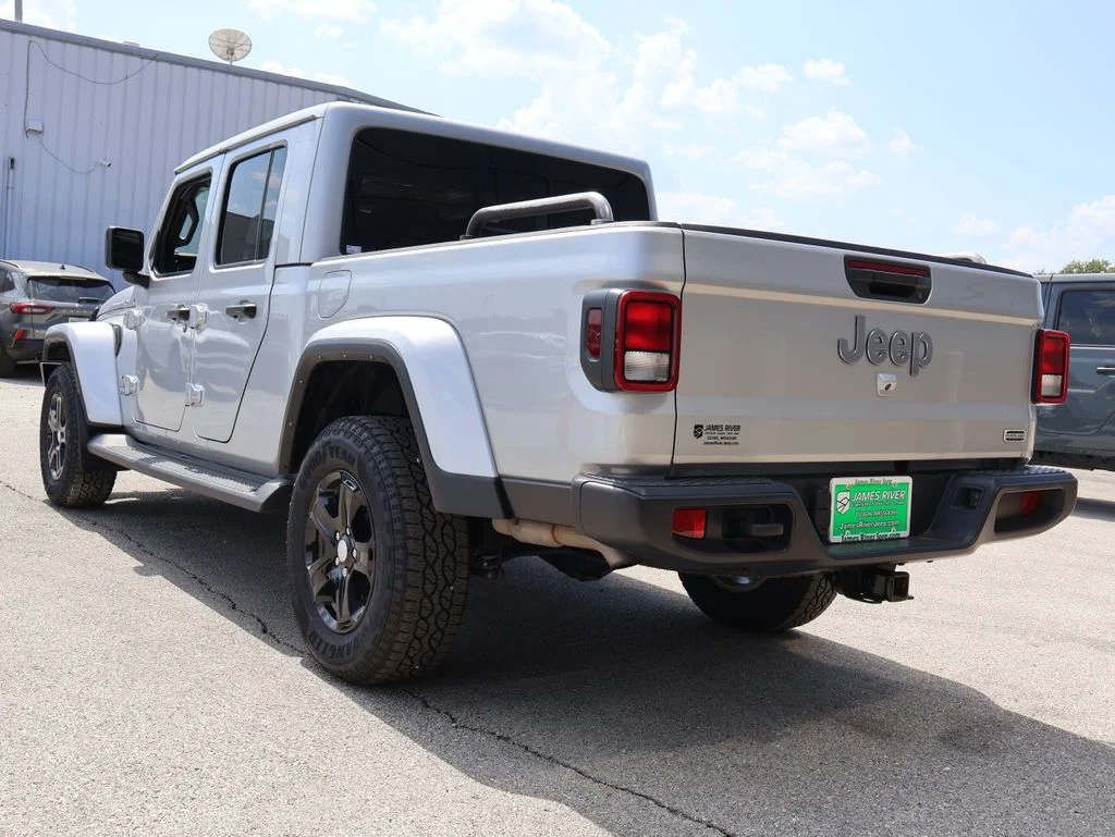 Used 2022 Silver Jeep Overland image 3