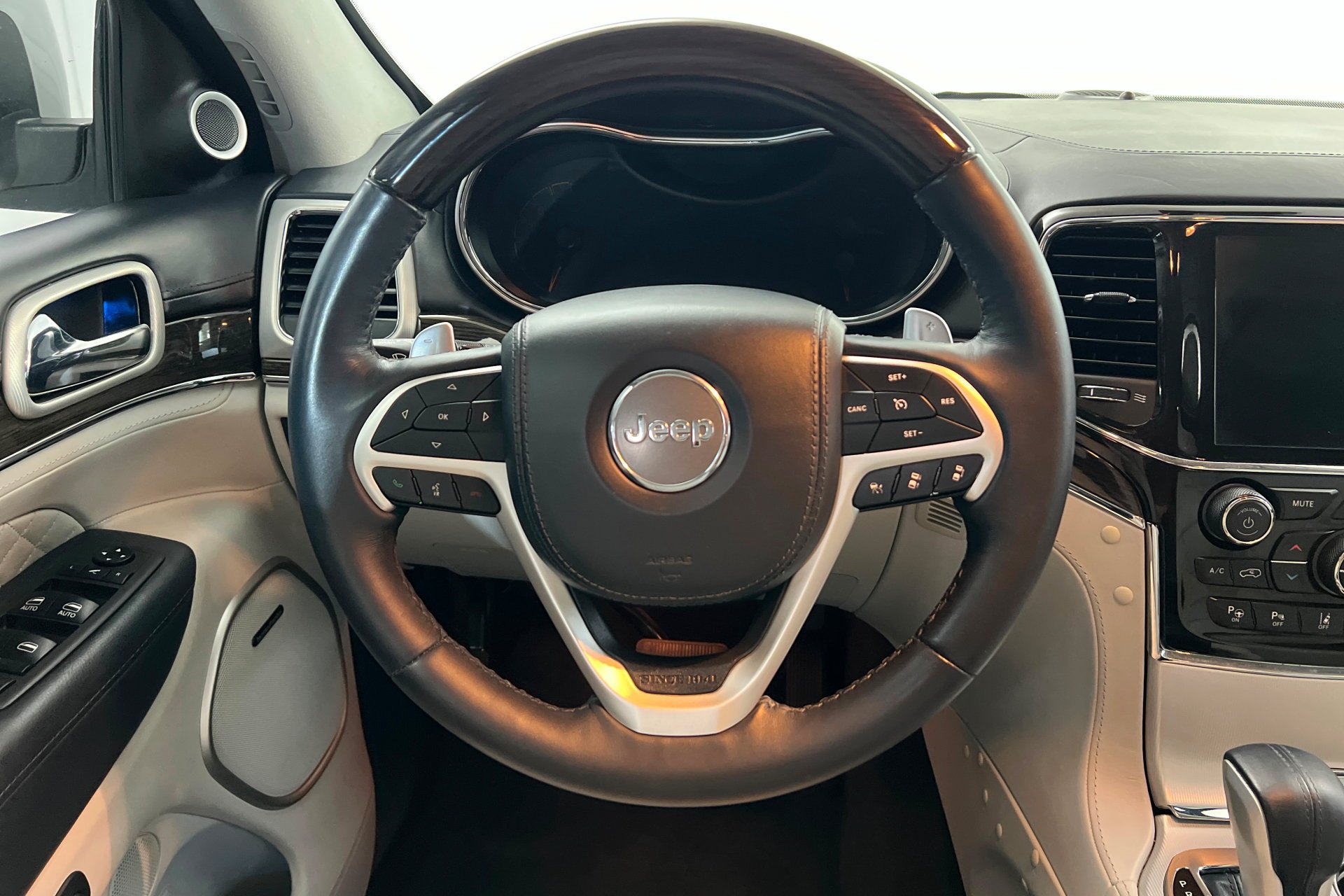 Used 2021 Ivory 3-Coat Jeep Summit image 13