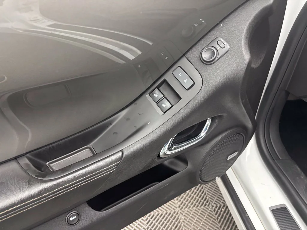 Used 2015 White Chevrolet 2LT image 17