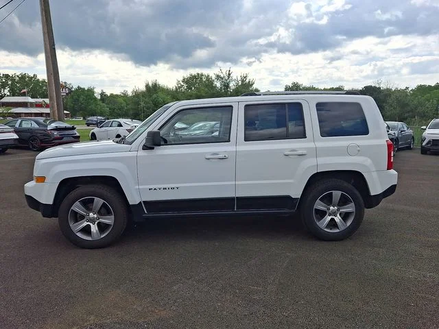 Used 2017 White Jeep Latitude image 6