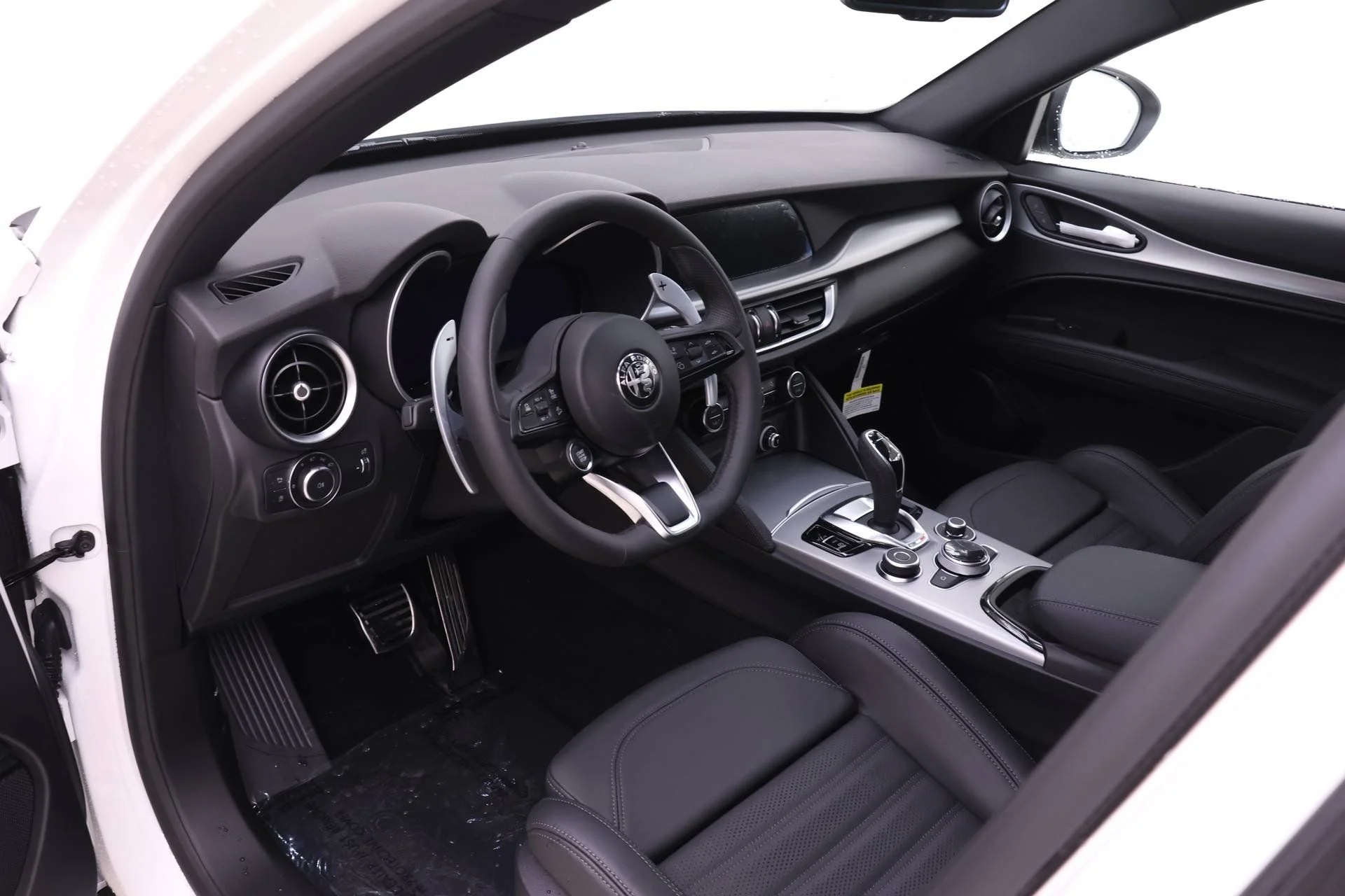 New 2026 Milano White Exterior Paint Alfa Romeo Base image 6