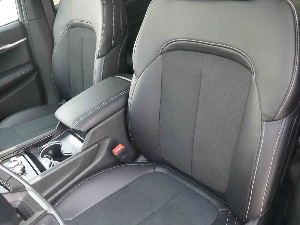 New 2026 Bright White Clear-Coat Exterior Paint Jeep Laredo image 26