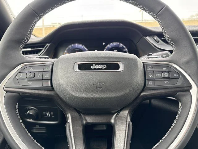 New 2026 Bright White Clear-Coat Exterior Paint Jeep Altitude image 17