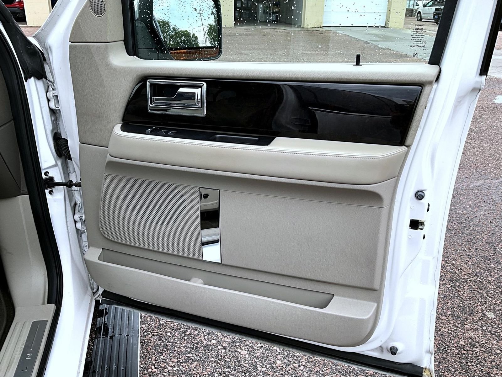 Used 2016 White Lincoln Select image 17