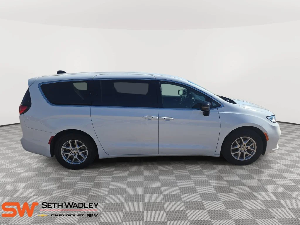 Used 2025 Bright White Clearcoat Chrysler Select image 8