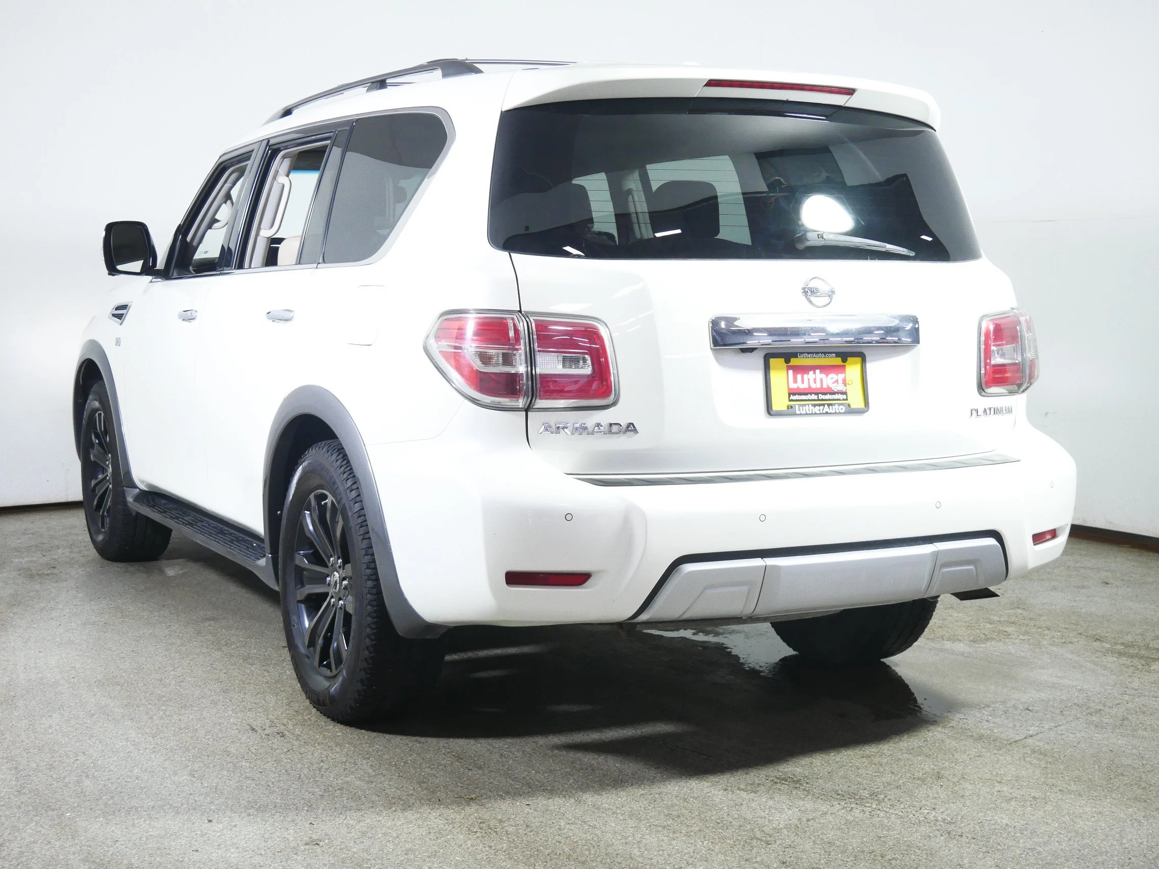 Used 2017 Pearl White Nissan Platinum image 5