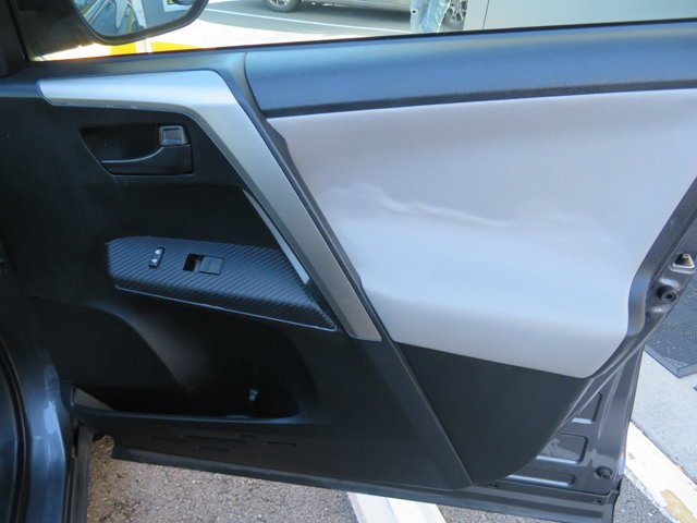 Used 2015  Toyota LE image 12