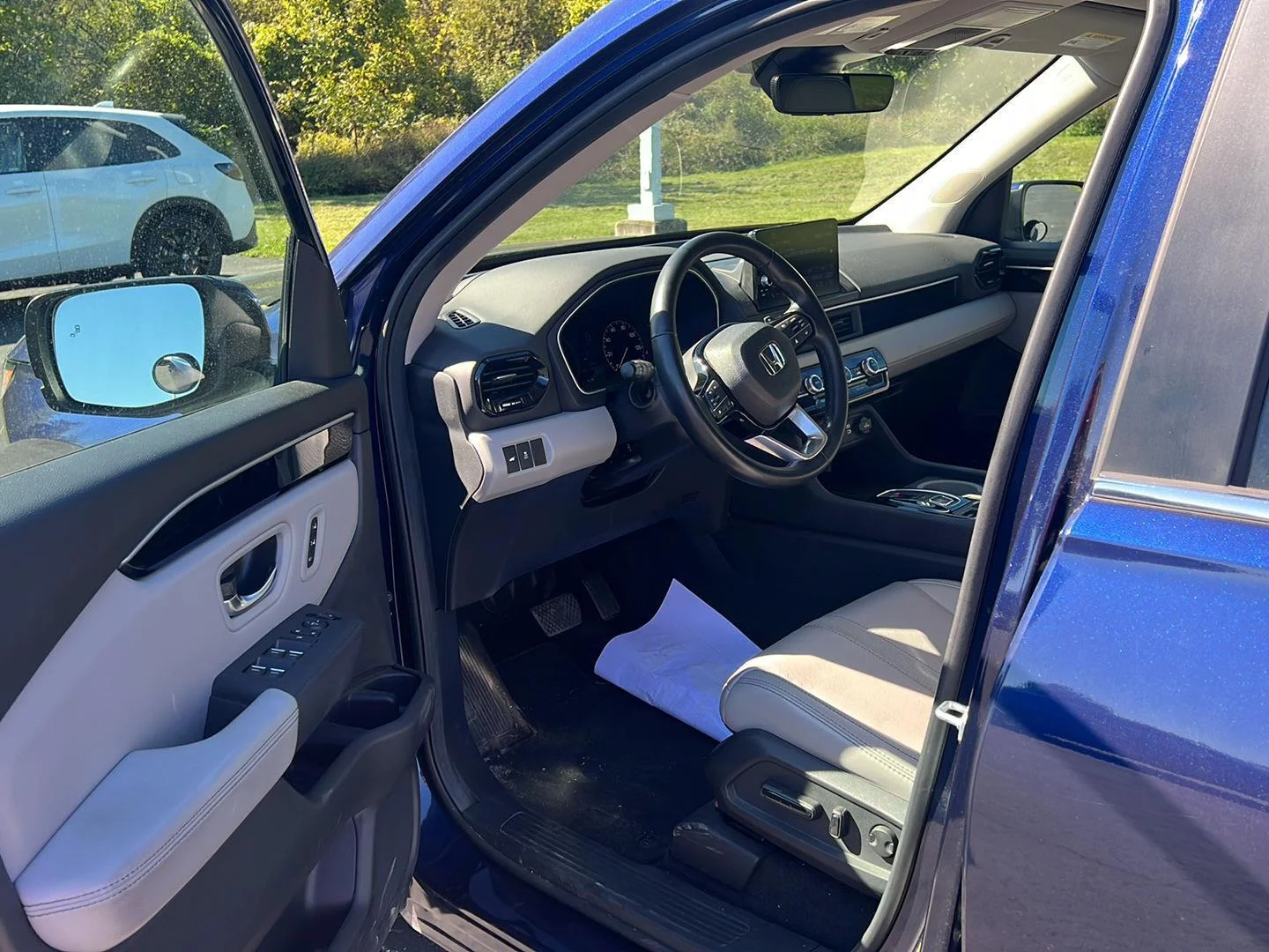 Used 2025 Obsidian Blue Pearl Honda  image 9