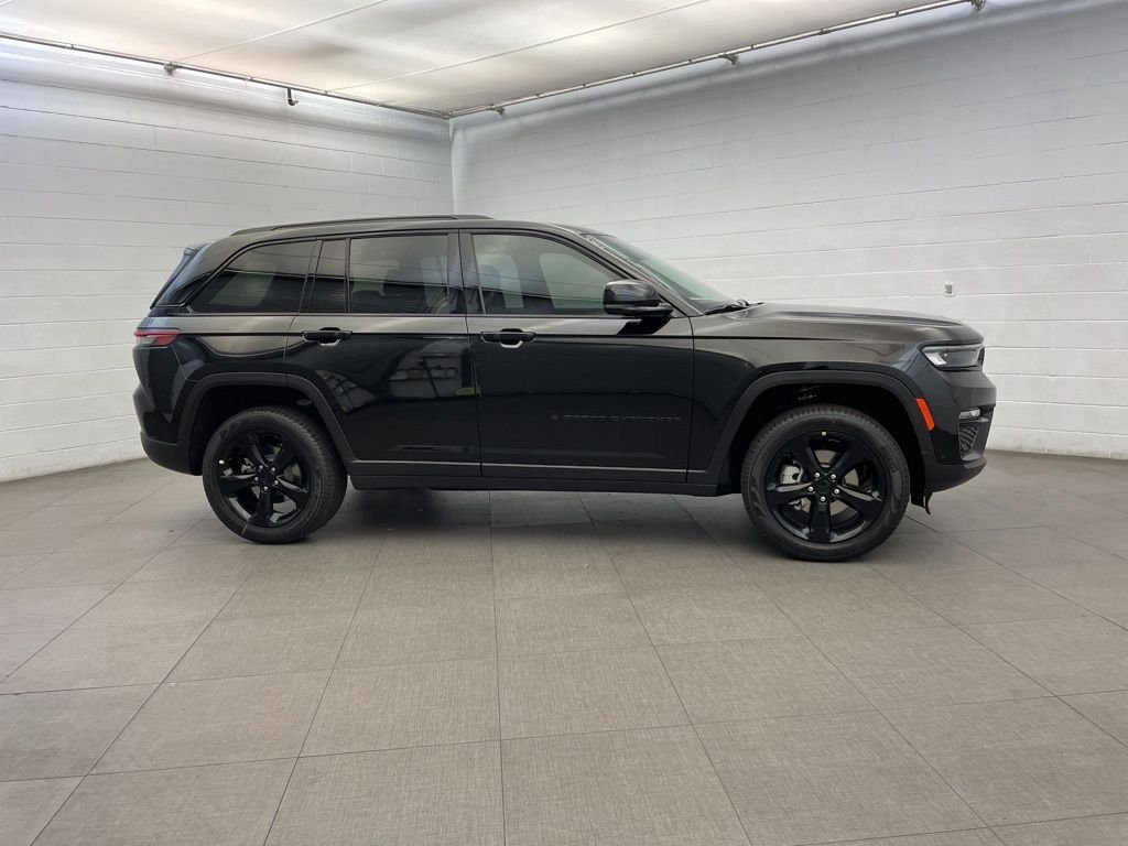 New 2025 Diamond Black Crystal Pearl-Coat Exterior Paint Jeep Limited image 2