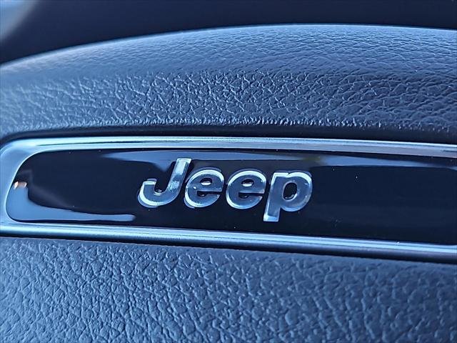 New 2026 Diamond Black Crystal Pearl-Coat Exterior Paint Jeep Latitude image 30