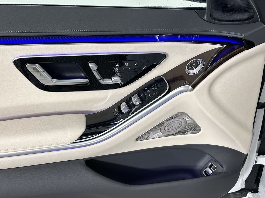 New 2026 MANUFAKTUR Moonlight White Metallic Mercedes-Benz S 500 image 18
