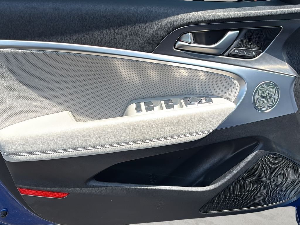 2025 GENESIS G70 Standard - Photo 16