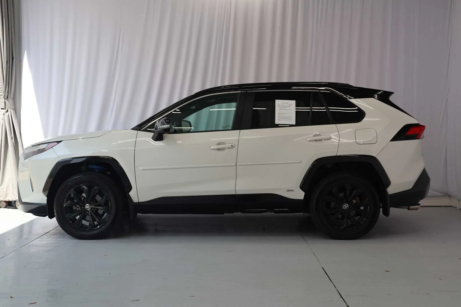 Used 2022 Blizzard Pearl/Midnight Black Metallic Toyota Hybrid XSE image 7