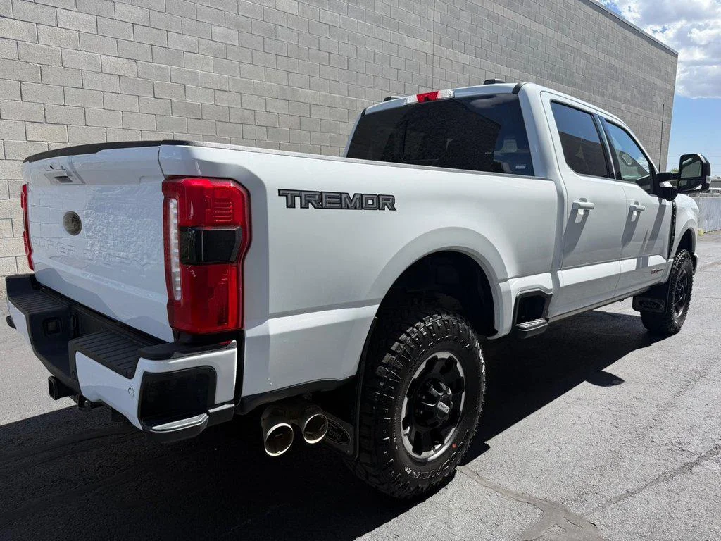 Used 2025 Oxford White Ford LARIAT 4WD CREW CAB 6.75 BOX image 10
