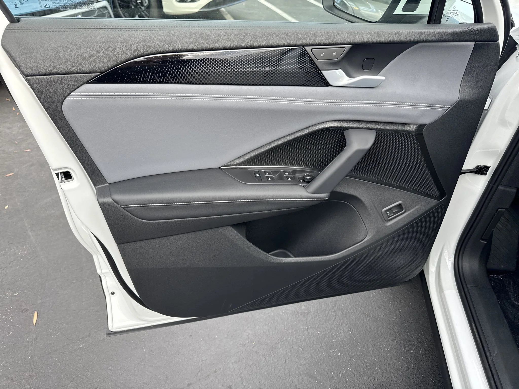 New 2026 Pure White Volkswagen SE image 11