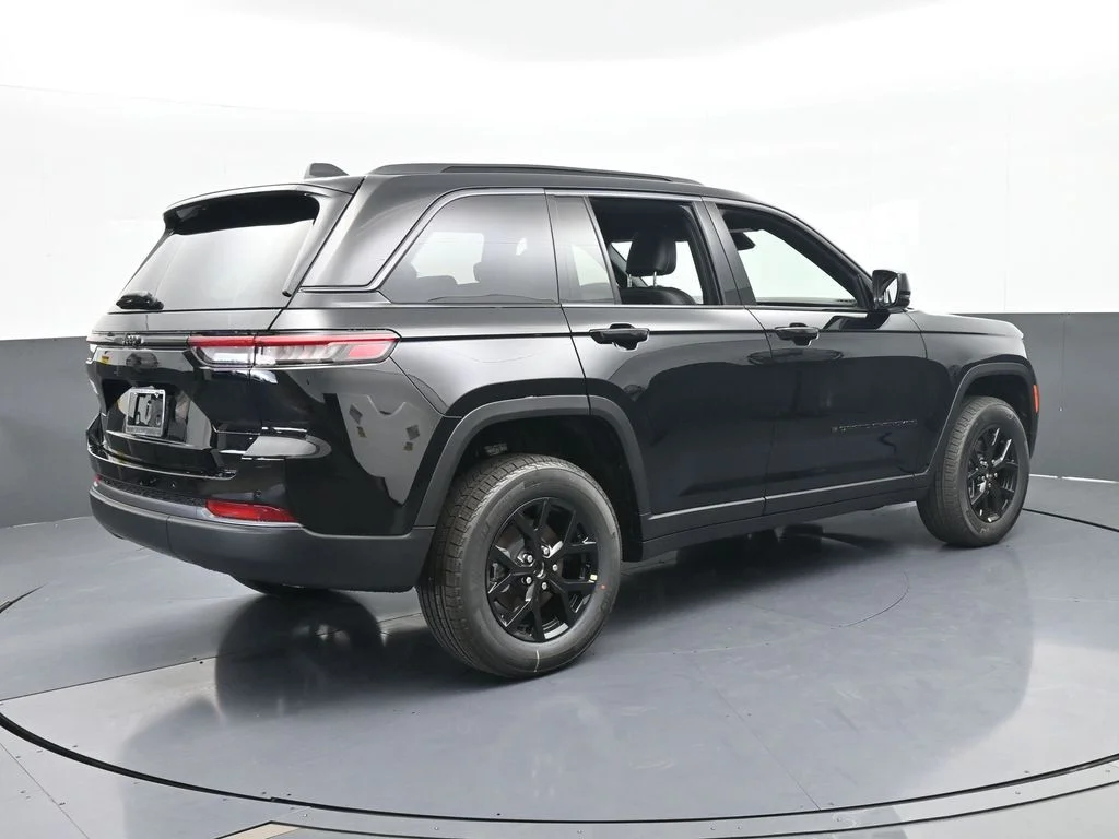 New 2026 Diamond Black Crystal Pearl-Coat Exterior Paint Jeep Altitude image 6