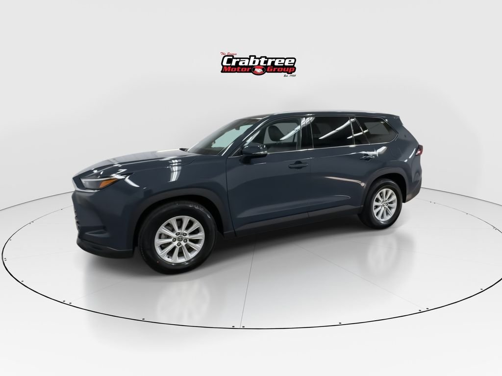 Used 2025 White Toyota XLE image 4