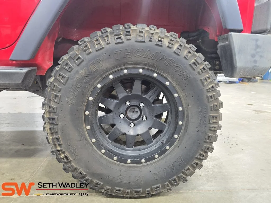 Used 2015 Red Jeep Sahara image 32