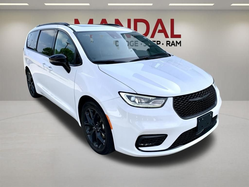 Used 2025 White Chrysler Limited image 3