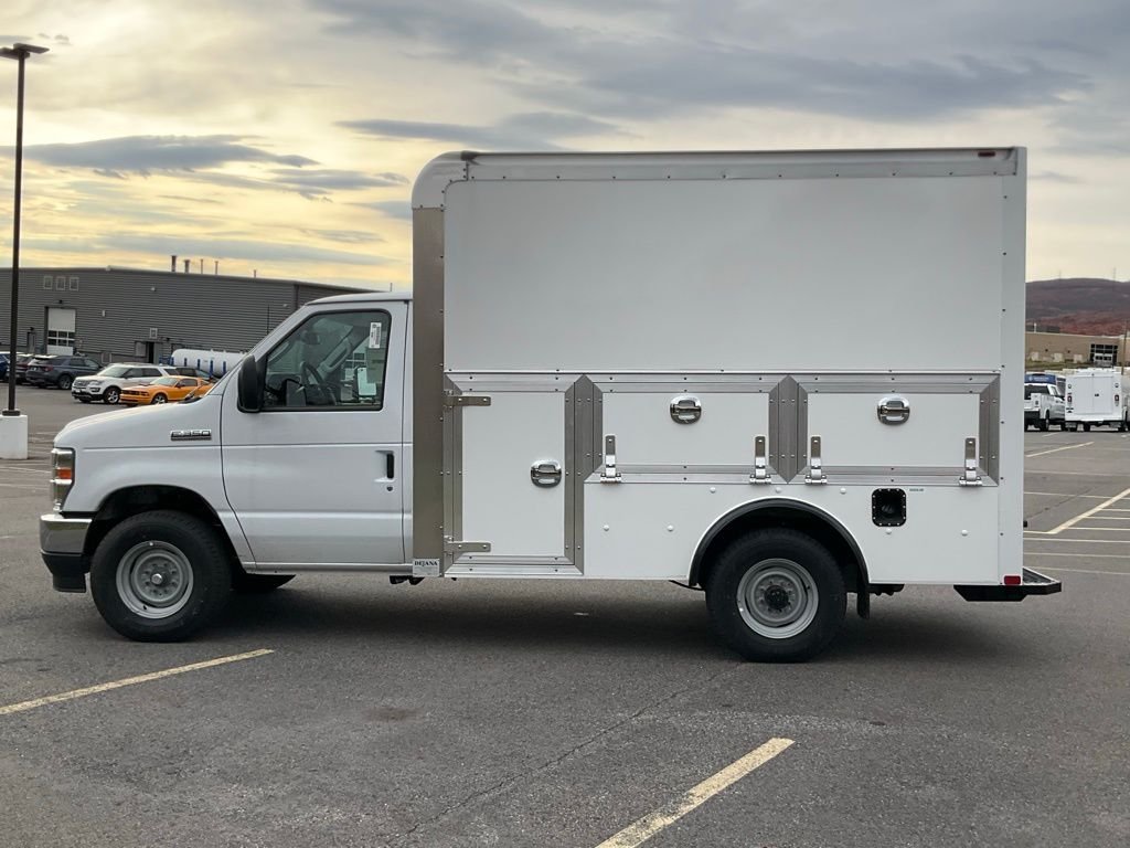 New 2026 Oxford White Ford E-350 SRW image 22