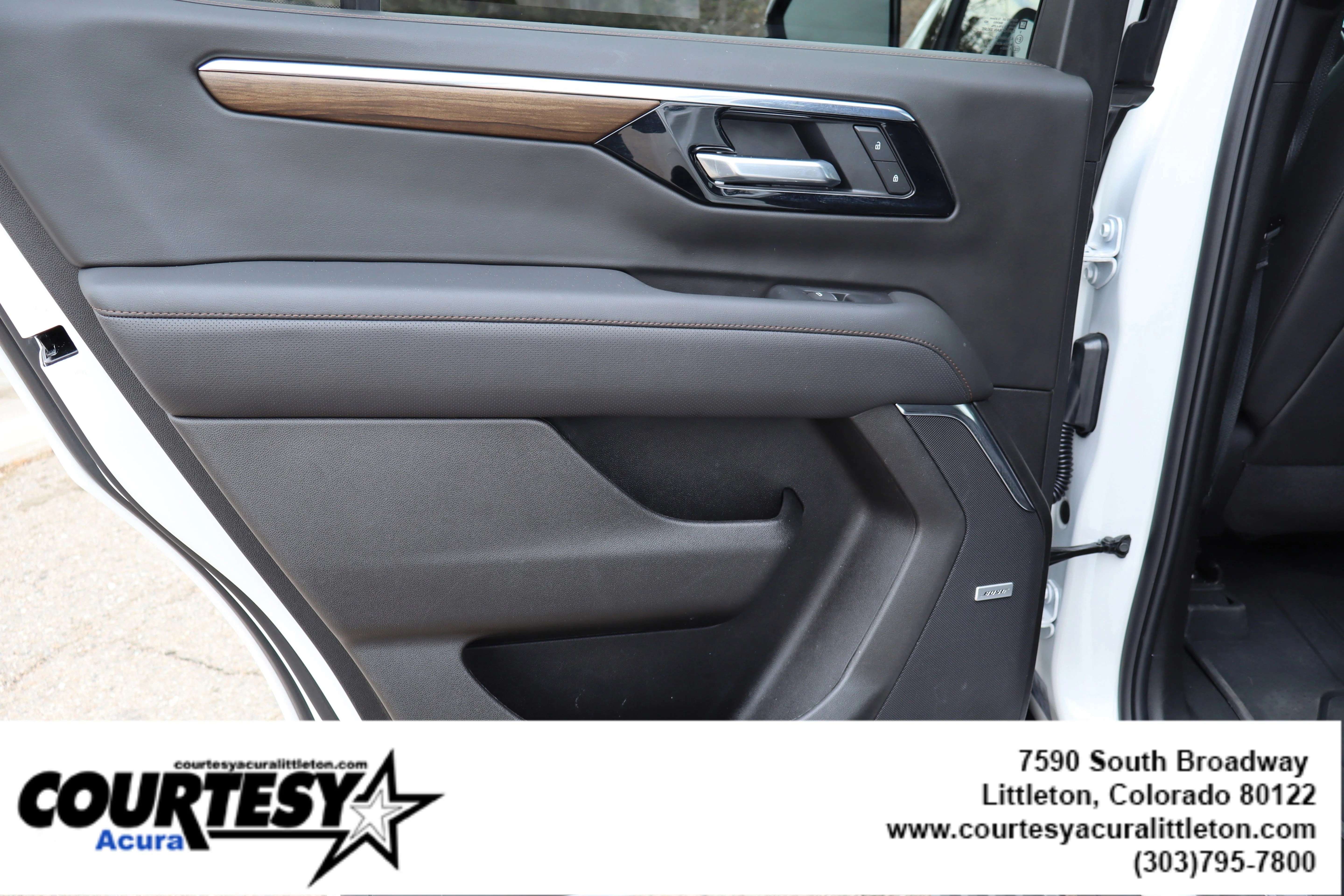 Used 2025 Iridescent Pearl Tricoat Chevrolet High Country image 30