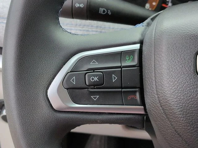 Used 2022 White Jeep Latitude image 16