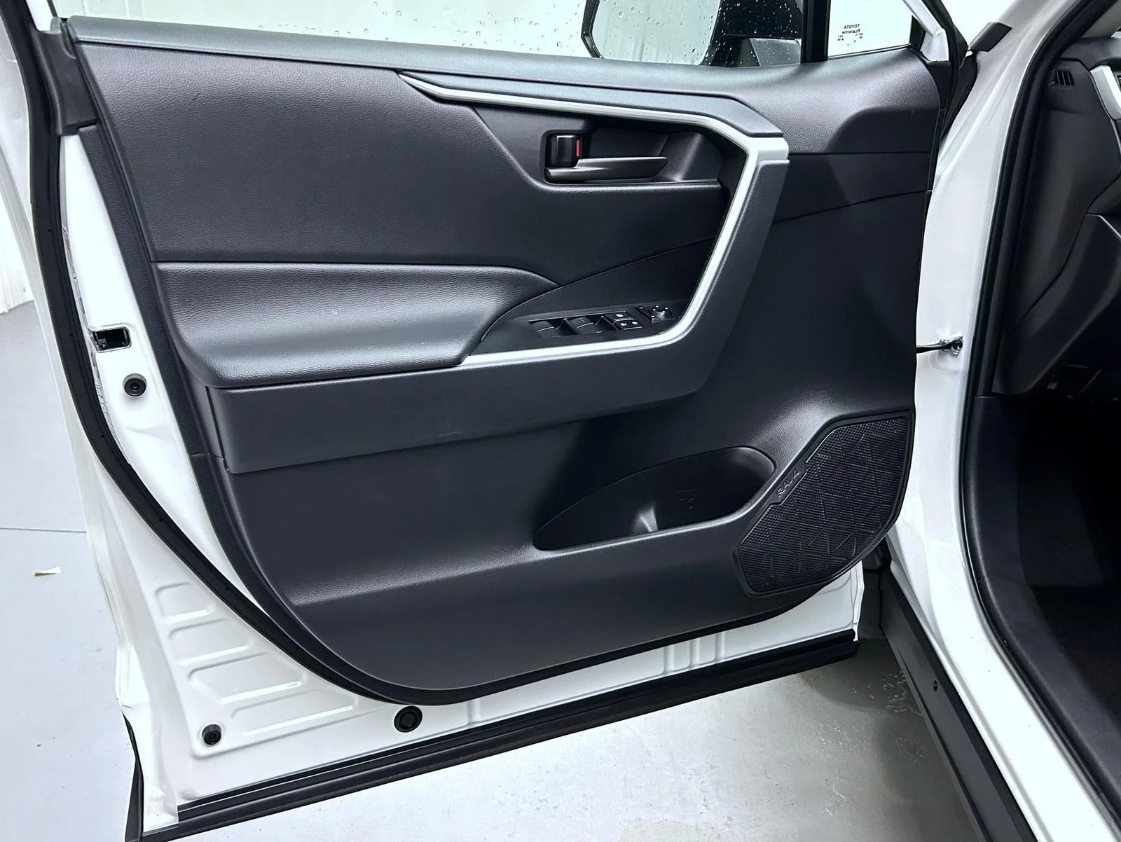 Used 2025 White Toyota LE image 9