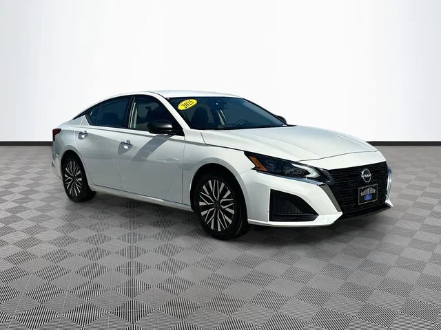 Used 2025 White Nissan 2.5 SV image 3