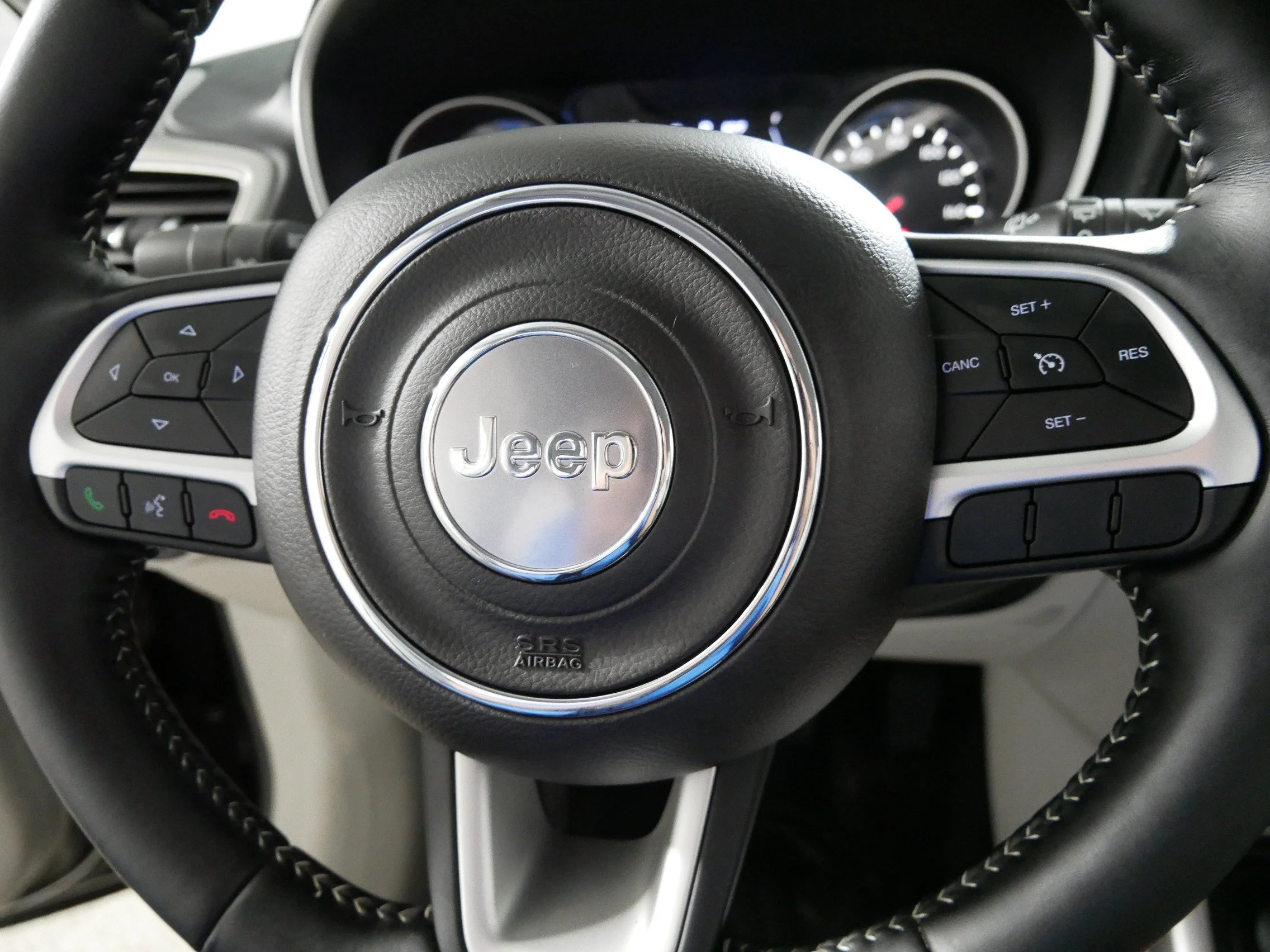 Used 2017 Diamond Black Crystal Pearlcoat Jeep Latitude image 25