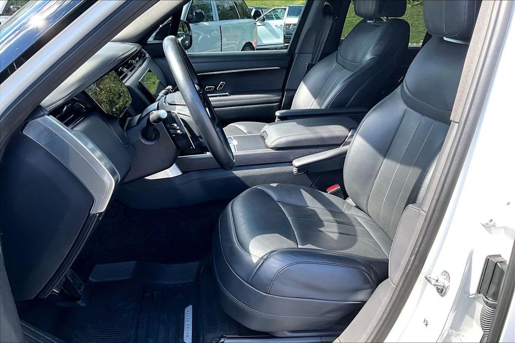 Used 2023 White Land Rover SE image 25
