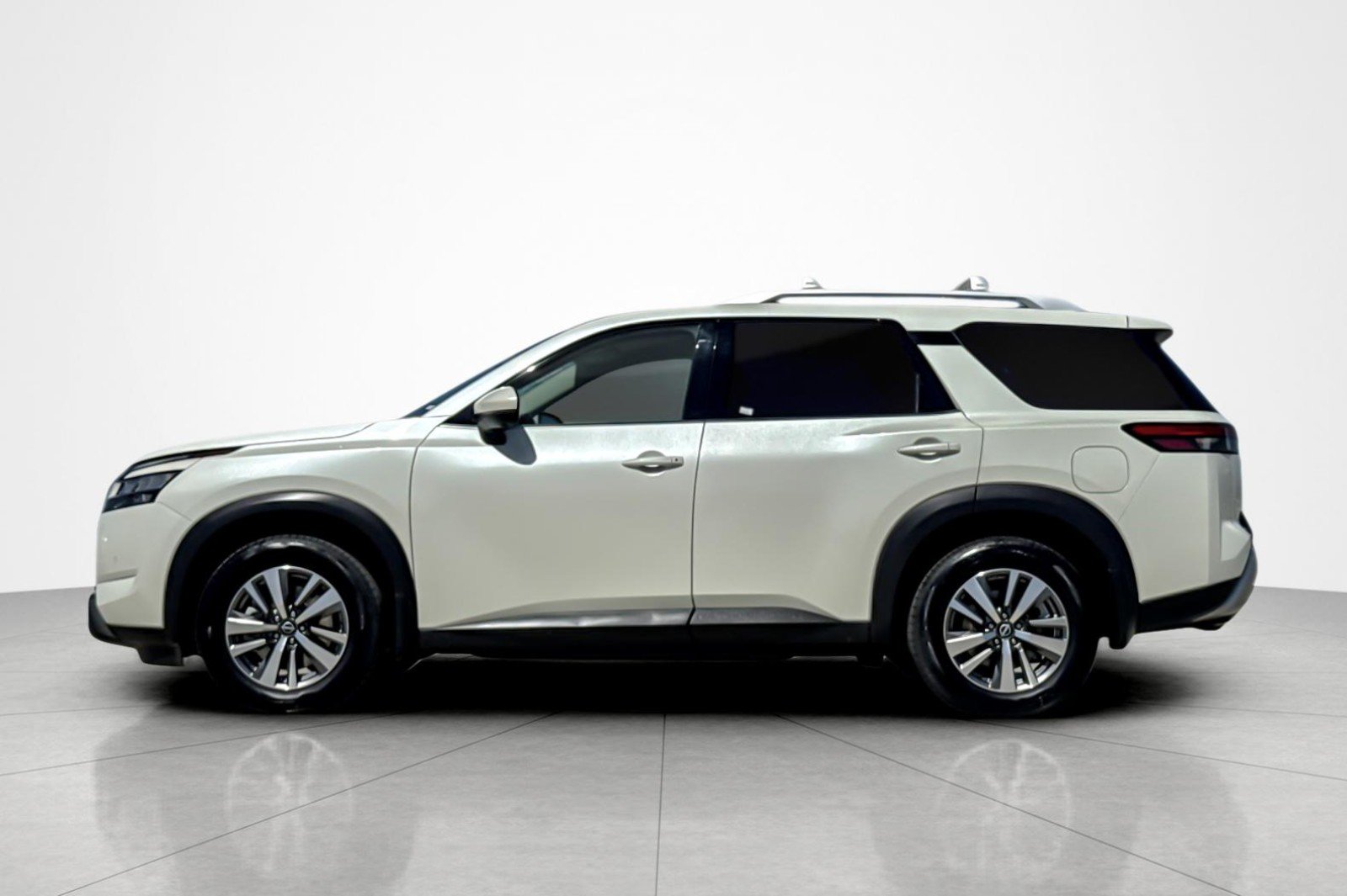 Used 2022 WHITE Nissan SL image 2