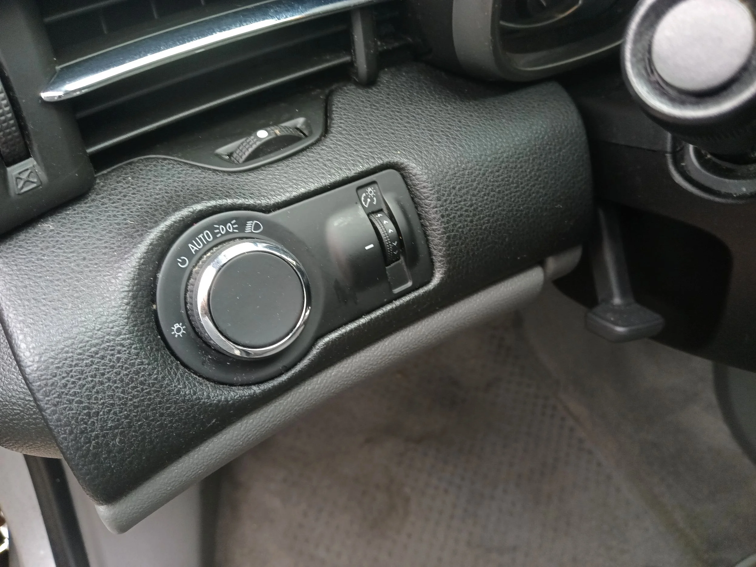 Used 2013 Silver Chevrolet 1FL image 15