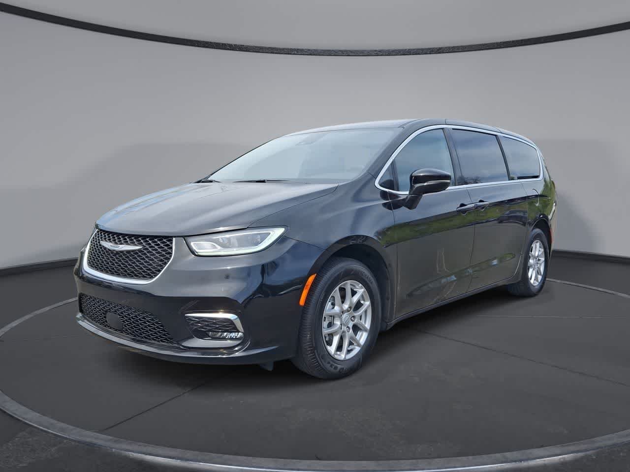 2025 Chrysler Pacifica Select's photo