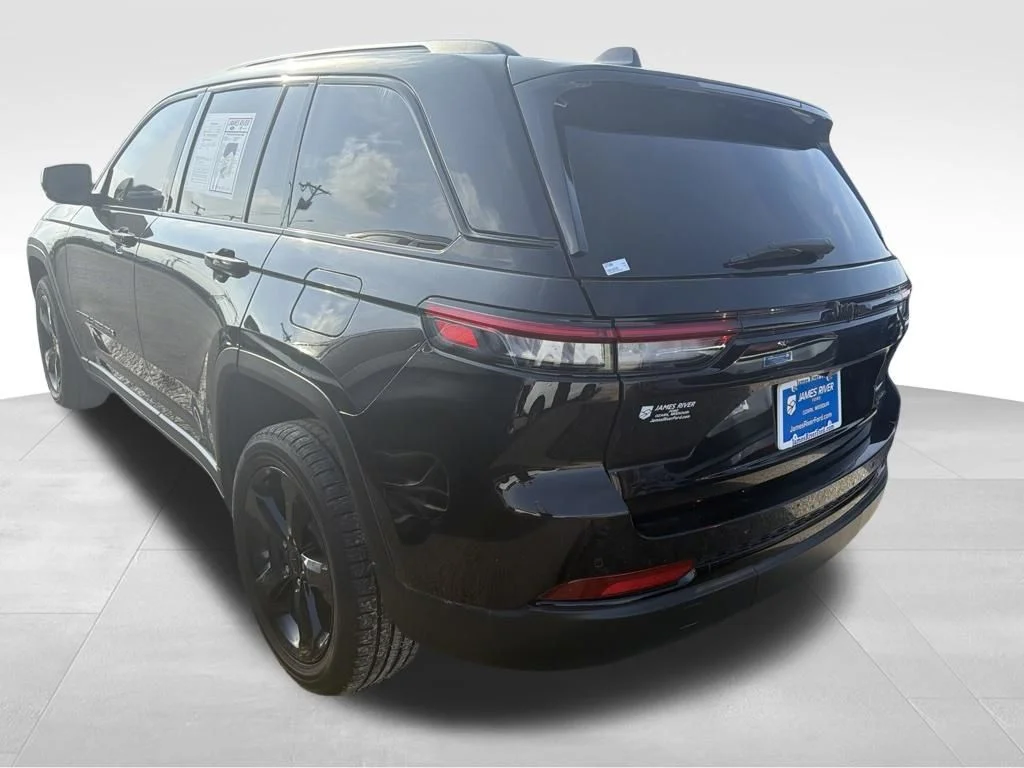 Used 2023 Diamond Black Jeep Limited image 35