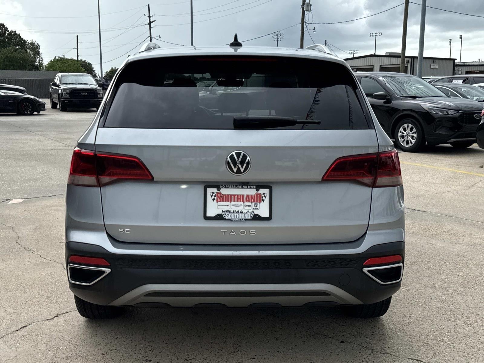 Used 2024 Pyrite Silver Metallic Volkswagen SE image 6
