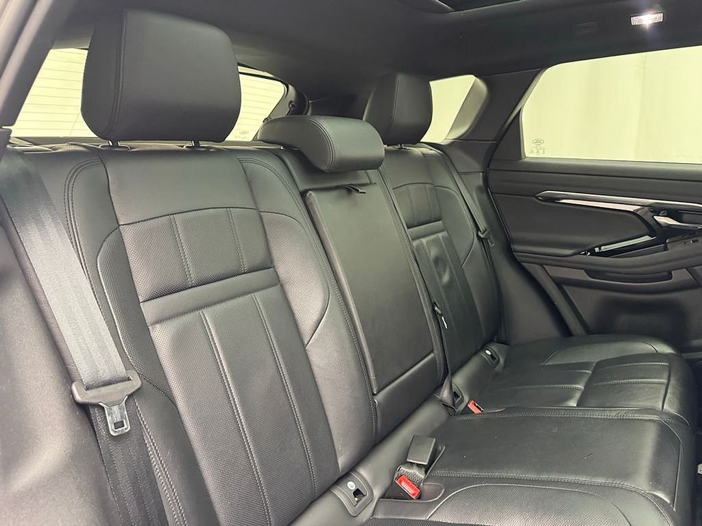 Used 2023 Fuji White Land Rover R-Dynamic SE image 19