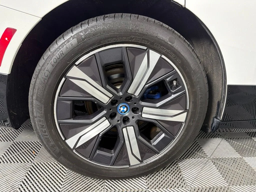 Used 2024 White BMW M60 image 12